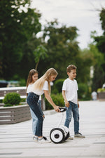 Charger l'image dans la galerie, Hoverboard électrique 10"  à deux roues portable avec lumière LED pour enfants et adultes
